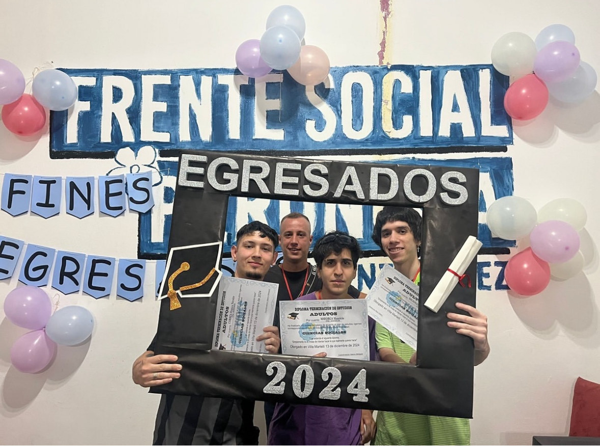 Imagen de Entrega de diplomas a egresados del Plan Fines en Vicente López